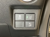 Hondaセンシング用の、VSA(ABS+TCS+横滑り抑制)解除と路外逸脱抑制機能のオンオフスイッチなどはハンドルの右側に装備しています。
