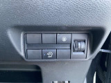 【アイドリングストップ】信号待ち等で、停車させると自動的にエンジンを停止し、再び走行するときは自動的にエンジンを始動することで、排気ガスの発生や騒音を抑制するとともに燃費を向上。キャンセルも出来ます。