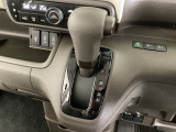 CVT車のセレクトレバーです。低速から高速まで、変速ショックのないスムーズな走りを実現するとともに、エンジン効率のよい領域を維持することで燃費にも貢献します。