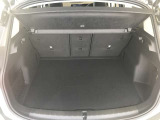 【トランクルーム】全面をファブリック処理し荷物に傷がつくのを防ぎます。ラゲージルーム照明を装着。背もたれをほぼ水平まで倒すことが出来ますので、大きな荷物の収納にも便利です。