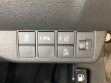 ハンドルの右側にヘットライトリベライザーと、Hondaセンシング用の、VSA(ABS+TCS+横滑り抑制)解除と路外逸脱抑制機能のオンオフスイッチなどを装備しています。