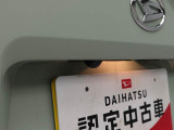 このお車はバックカメラが付いています。ナビをつければ連動できます。バックの操作が楽になります。