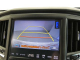 バックガイドモニター付き。車両後方の映像をナビ画面に表示し、駐車などの後退操作をサポートします。