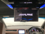 【後席用プルダウンモニター】後ろに乗車している人を飽きさせません♪ テレビやDVDビデオを見ながら楽しいドライブを♪使わない時は格納できますので、ジャマになる事もありません♪