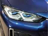 【LEDヘッドライト】先進のLEDテクノロジーを採用。放射される白色光の周波特性は太陽光に近く、バイキセノン・ヘッドライトを上回るコントラストで更に明るく輝きます!