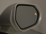BSM(ブラインドスポットモニタ)!隣の車線を走る車両をレーダーで検知し、ドアミラーでは確認しにくい後側方エリアに存在する車両に加えて、急接近してくる車両も検知します。