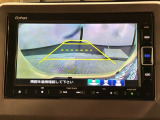 リバースギアに入れるだけで後方の表示へ切り替わります。夜間や雨の日の駐車も楽になりますよ。
