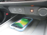 Qi規格対応スマートフォンのワイヤレス充電器装備です。お手軽に充電ができます