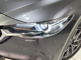【LEDヘッドライト】悪天候や夜間走行時も良好な視界を確保し安心して運転できる高輝度LEDヘッドライトを装備!点灯速度が早く、消費電力も抑えられています。