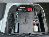 トランク下部には、パンク修理剤が入っています。