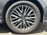 19インチ純正アルミホイール装備 全車両に標準装備の純正アルミホイールは、純正ならではのバランスの良いデザインと、走行安定性をお楽しみ頂けます。