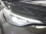 Bi‐Beam LEDヘッドランプ(ブラックエクステンション)+LEDクリアランスランプ+LEDターンランプ+LEDデイライトが装着されています。