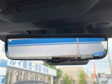 【スマートリヤビューミラー】後席の大きな荷物や同乗者で後方が確認しづらい時でも安心!カメラが撮影した車両後方の映像をルームミラー内に表示。クリアな視界で状況の確認が可能です!