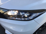 明るく白い光のLEDヘッドライトにより、夜間でも遠くまで見通しやすく、安全性が高まります。