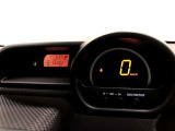 メーターは中央部に配置しているので、運転中自然と視線が合わせられるようになっています。