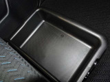 便利な収納ポケット、小物入れを各所に配置しています。