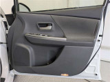 運転席ドア内張はご覧の通り。ドアポケットの収納もバッチリです