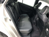 【後部座席】も当然、綺麗・清潔に仕上げております。内装の綺麗なお車は気持ちが良いですし、コンディションのいい車が多いです。これもオススメの1台です。