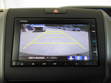 バックカメラの画像です。ガイドラインがスムースな車庫入れをサポートいたします。車庫入れの安心感がアップしますね。