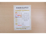 【車両検査証明書】店頭にて、クルマの状態が一目で分かる査証明書を公開中。トヨタ認定検査員が厳しく検査し、状態を点数と図解で表示しています。修復歴はもちろん、傷やヘコミの箇所や程度がご確認いただけます。