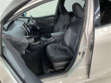 助手席側から見た車内の画像です。使い勝手の良い装備が整う上質な空間が広がっています。シートも快適で乗る人に安心感を与えます。