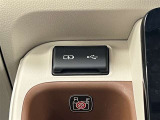 ディスプレイオーディオへのUSB接続ポートは、シフトレバー左側にあります!