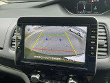 バックモニターで車庫入れや縦列駐車もらくらく、高感度カラーカメラですので僅かな光でもくっきりと見え、夜でも安心して駐車出来ます。