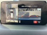 360&deg;ビューモニターでは、両サイドとフロント、バックカメラの合成で、あたかも上空から見下ろした様に周囲を確認して頂けます。駐車場だけでなく、T字路等でも活躍のアイテムです!