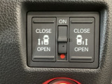 【両側パワースライドドア】両側がパワースライドドアになっており、運転席のスイッチやスマートキーでも開閉が可能です!開口部も広いので乗り降りも楽々♪