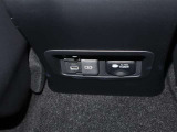 電源ソケットも色々装備されています。
