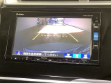 リバースギアに入れるだけで後方の表示へ切り替わります。夜間や雨の日の駐車も楽になりますよ。
