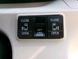 両側電動スライドドアを装備しています。狭い駐車場でも安全に開閉でき、さらに間口が広く乗り降りもし易いですよ。