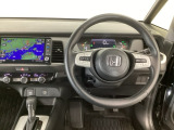 【ハンドル】運転にかかわる様々な操作を安全に行えるように視点移動が少なく操作性に配慮されたスイッチ類が凝縮されたコックピットです。