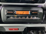 温度の設定のみで快適な風量やモードなどを自動調整してくれるフルオートエアコンを装備!