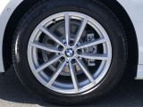 BMW純正17インチホイール。洗練されたデザインで、足元の個性を引き立てます。
