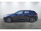 コンパクトなハッチバックながら、ロングノーズ・ショートオーバーハングのBMWらしい伝統的なスタンスを継承しています。