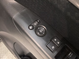 狭い駐車場で便利な電動格納ドアミラーが付いています。