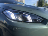 【LEDヘッドライト】先進のLEDテクノロジーを採用。放射される白色光の周波特性は太陽光に近く、バイキセノン・ヘッドライトを上回るコントラストで更に明るく輝きます!
