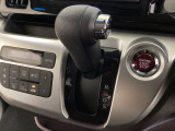 CVT車のセレクトレバーです。低速から高速まで、変速ショックのないスムーズな走りを実現するとともに、エンジン効率のよい領域を維持することで燃費にも貢献します。