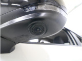 ■助手席側ドアミラーにはサイドビューカメラを装備。ドライバーの死角となりやすい車体左下側がきちんと確認できるので、幅寄せや狭い道でのすれ違いなどに効果を発揮します。