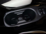 運転席と助手席の間には『カップホルダー』が装備されています。お飲み物やボトルタイプに空気清浄機など色々試してみてください!