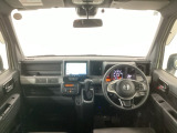 【前方視界】開放的な前方視界!運転がしやすく疲れにくいです♪窓が大きく、見通しがとっても良いおクルマですよ♪