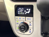【オートエアコン】一度お好みの温度に設定すれば、車内の温度を検知し風量や温度を自動で調整。暑い&hellip;寒い&hellip;と何度もスイッチ操作をする必要はありません。快適な車内空間には必須の機能ですね♪