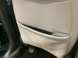 シートバックポッケト。散乱しがちな小物を収納するのに便利です。