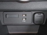 USBに携帯をつなげば、アンドロイドオートやアップルカープレイも使用できます