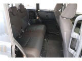 後席シートは分割可倒式。乗せる荷物や乗車人数に合わせて片側ずつ倒すことが出来ます。