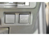 重たいバックドアもスイッチを押すだけで閉めることができます。リモコンや車内のスイッチからも操作できます。