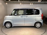 限られたスペースでも、スライドドアなら開閉がスムーズ!隣の車や壁にぶつかる心配がありません。
