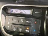 【オートエアコン】一度お好みの温度に設定すれば、車内の温度を検知し風量や温度を自動で調整。暑い&hellip;寒い&hellip;と何度もスイッチ操作をする必要はありません。快適な車内空間には必須の機能ですね♪