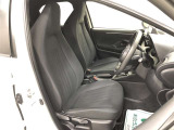 自然でストレスの少ない運転席を追求し、シート形状やシフトノブの配置にまでこだわっています。ドライビングポジションを低い位置に設定し、クルマと一体になれるような感覚で運転ができます。